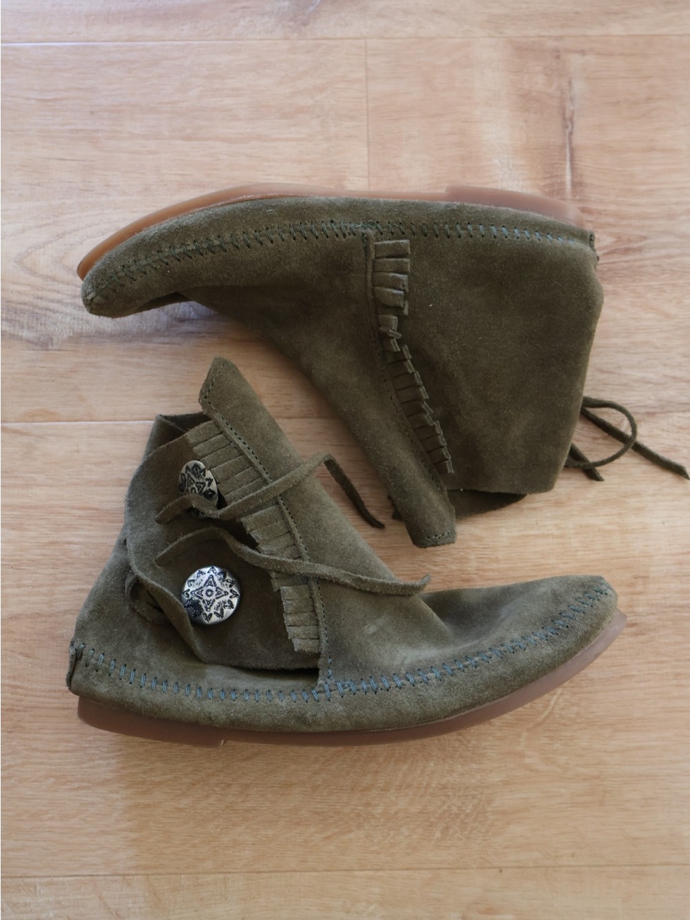Minnetonka Two Button Hardsole Boots Olive Green Suede Women’s 7